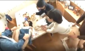 美人母娘中出しSEX! 時間を止められきっちり着床さ白濁液まみれ美人母と可愛い娘♡