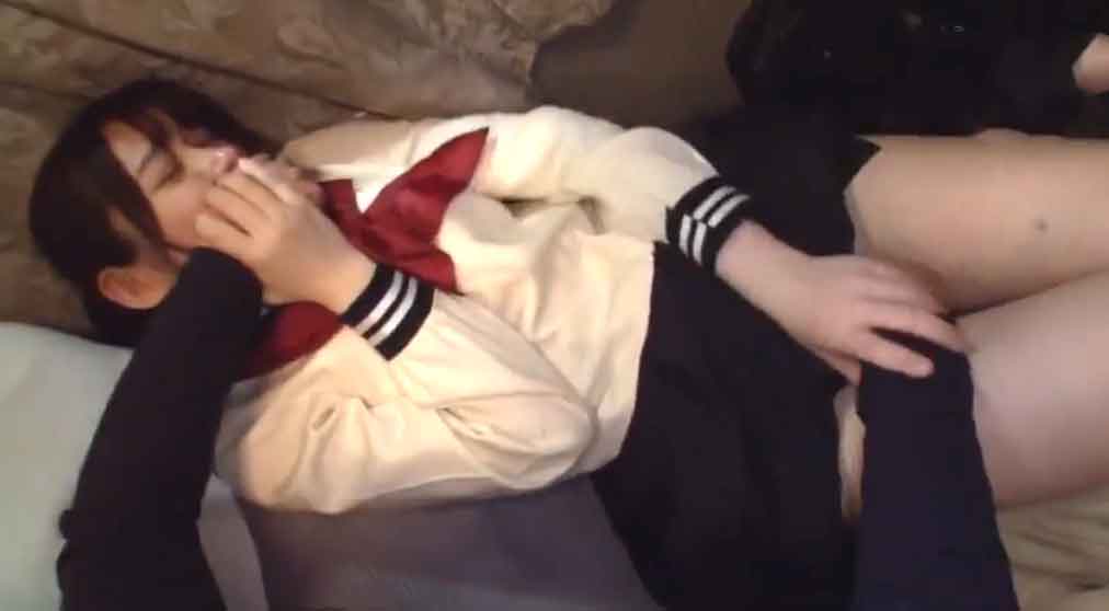 初々しいセーラー服JKがキッチリ着床白濁液まみれ中出しSEX!!夜行バス車内で襲われまくり！